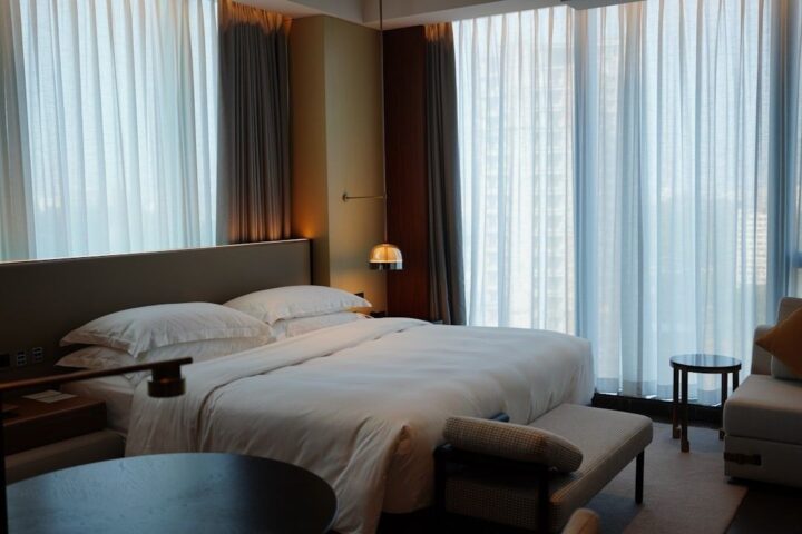 Så skapar du hotellkänslan i sovrummet med tre genomtänkta ljuslager (och gör det elsäkert)