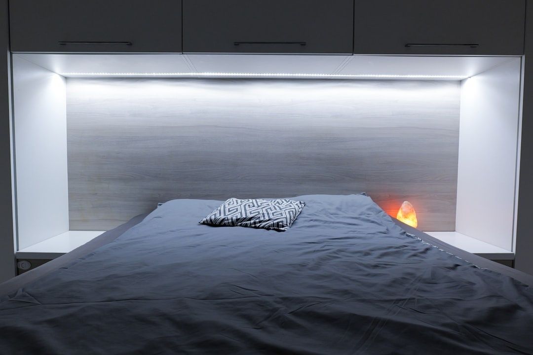 Sovrum med dold LED-belysning bakom sängens huvudgavel